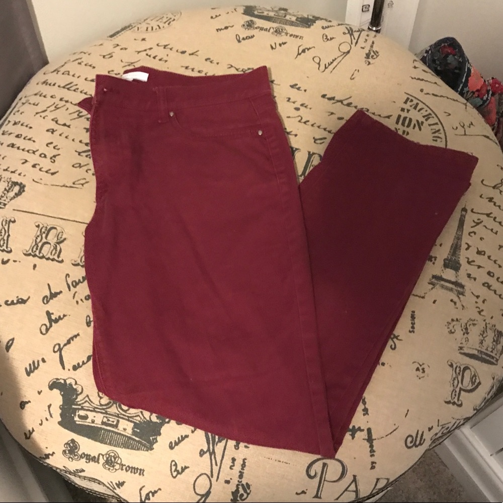 EUC. NY&C cropped wine colored pants.
